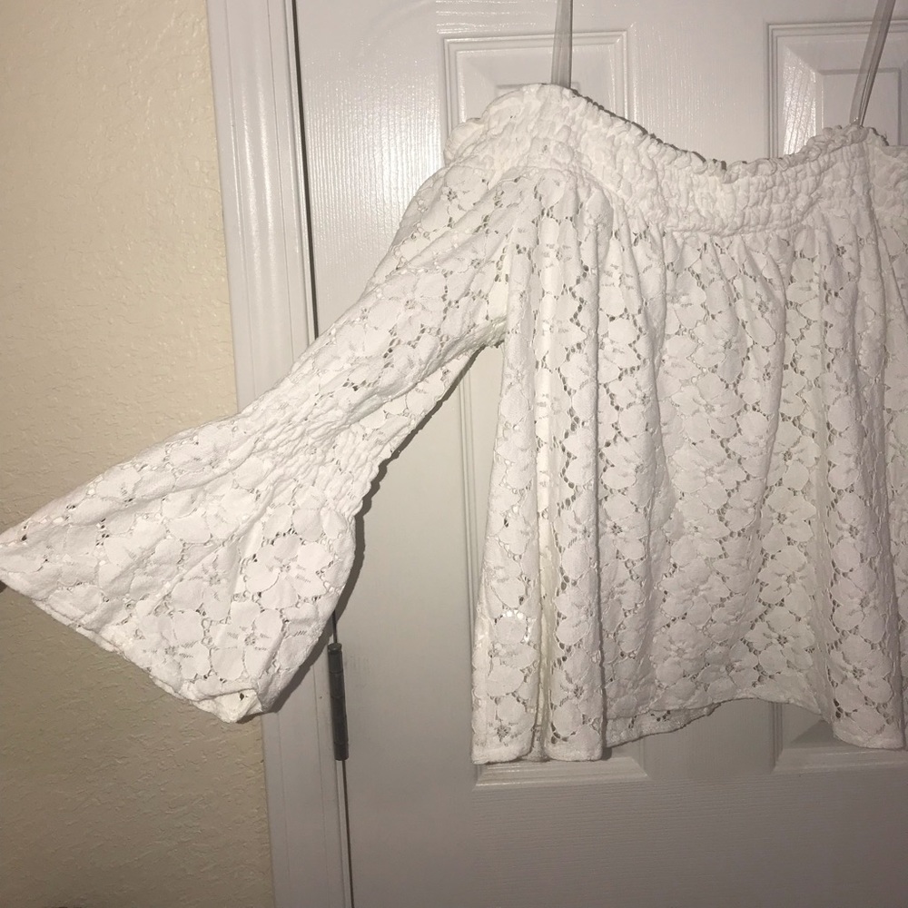 LACE OFF SHOULDER TOP